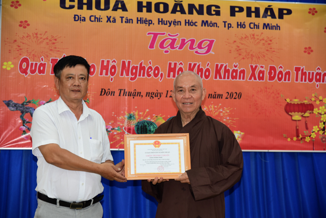 Giving Tet gifts to poor residents in Tay Ninh
