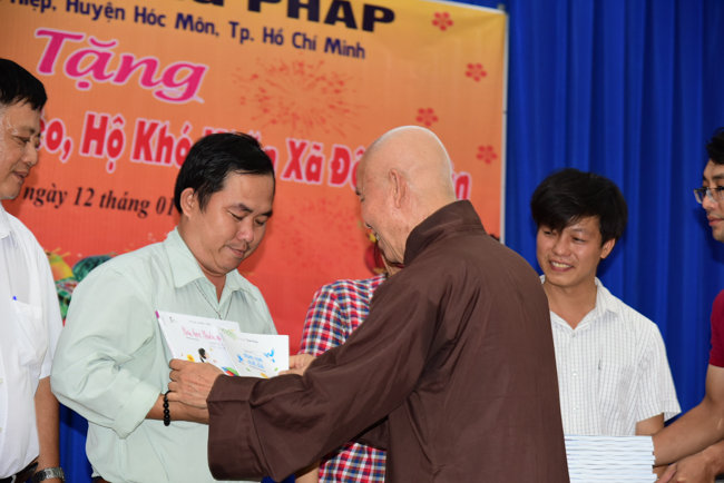 Giving Tet gifts to poor residents in Tay Ninh