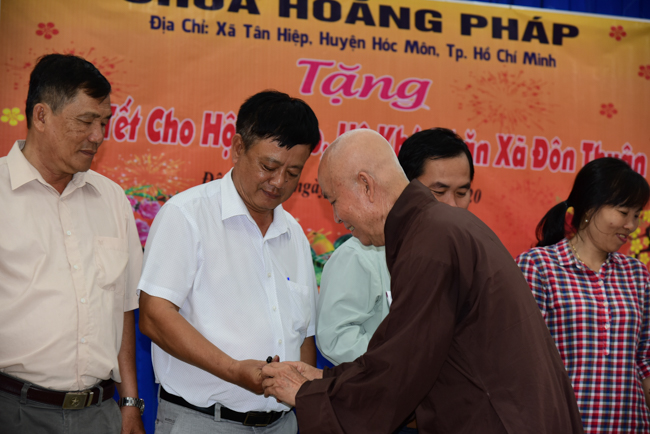 Giving Tet gifts to poor residents in Tay Ninh