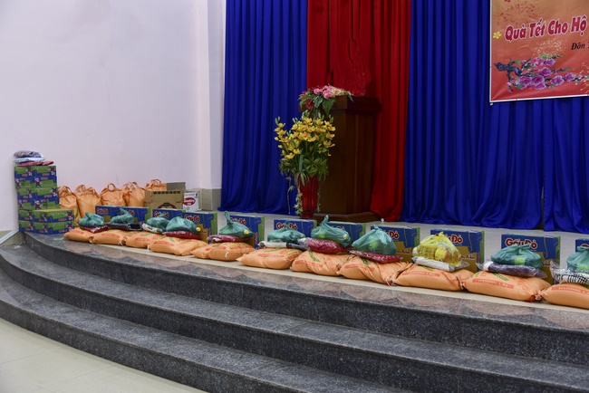 Giving Tet gifts to poor residents in Tay Ninh