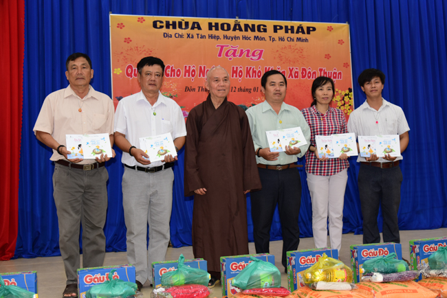 Giving Tet gifts to poor residents in Tay Ninh
