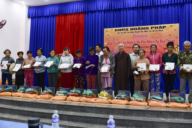 Giving Tet gifts to poor residents in Tay Ninh