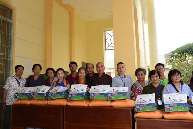 Giving Tet gifts to poor residents in Tay Ninh
