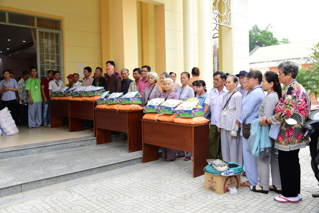 Giving Tet gifts to poor residents in Tay Ninh
