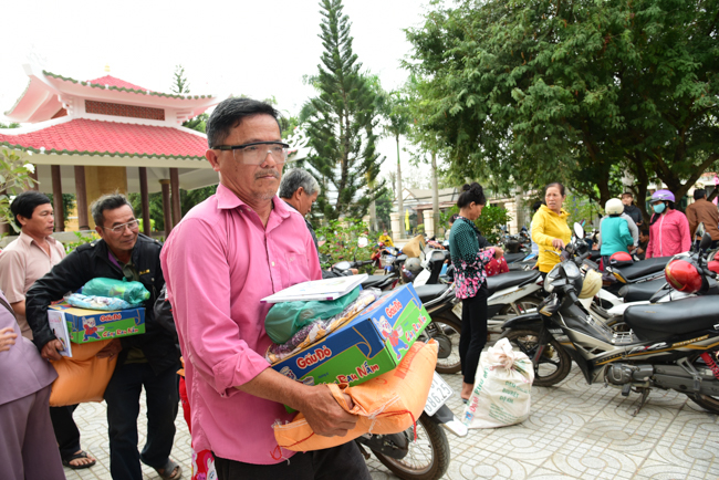 Giving Tet gifts to poor residents in Tay Ninh