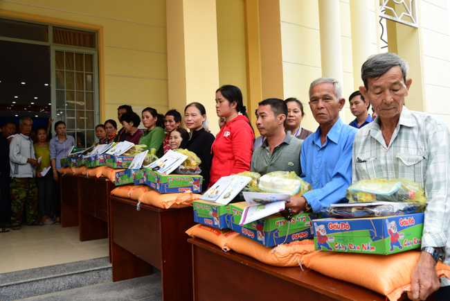 Giving Tet gifts to poor residents in Tay Ninh