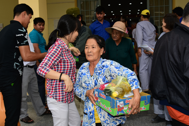 Giving Tet gifts to poor residents in Tay Ninh