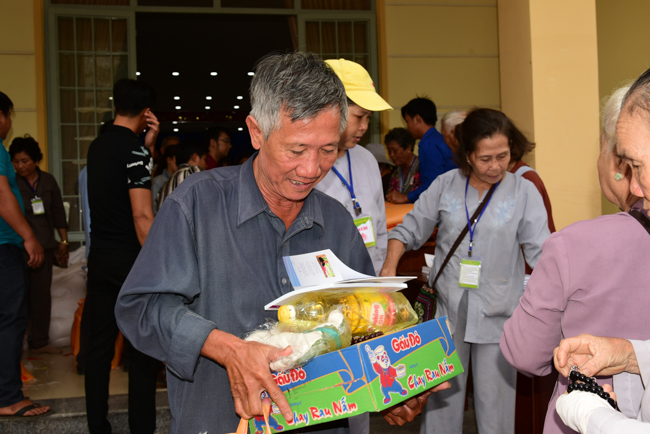 Giving Tet gifts to poor residents in Tay Ninh