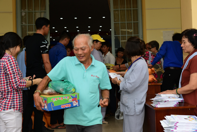Giving Tet gifts to poor residents in Tay Ninh
