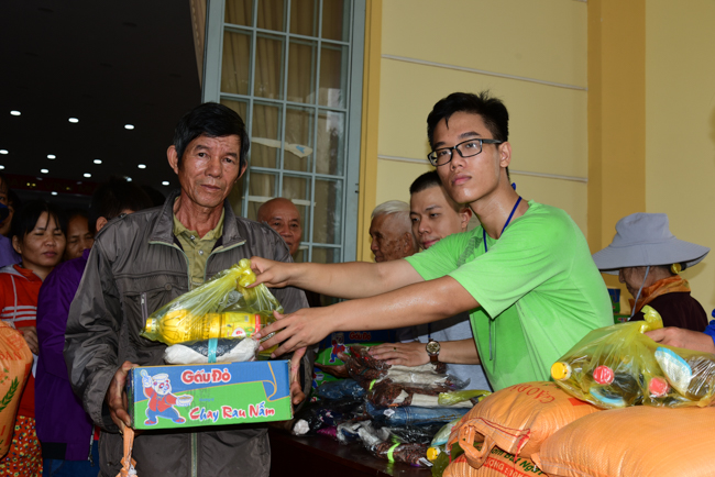 Giving Tet gifts to poor residents in Tay Ninh