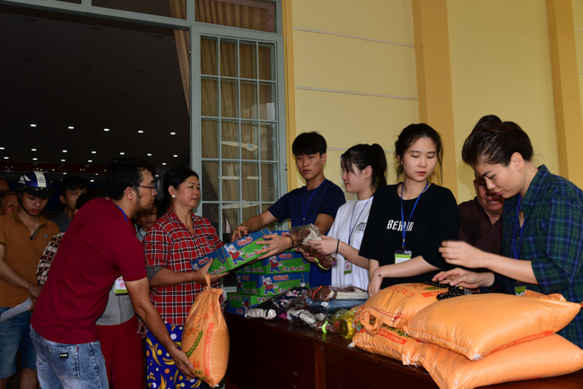 Giving Tet gifts to poor residents in Tay Ninh