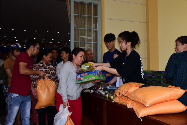 Giving Tet gifts to poor residents in Tay Ninh
