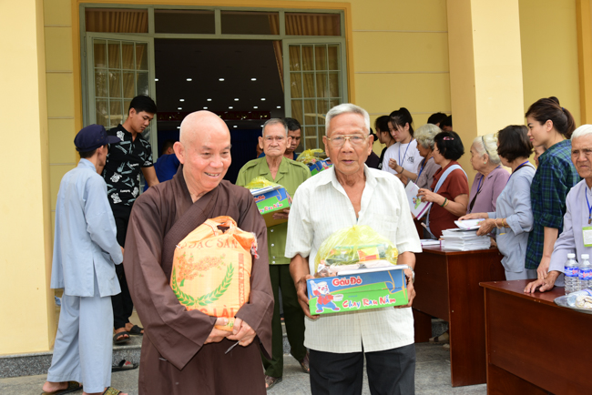Giving Tet gifts to poor residents in Tay Ninh