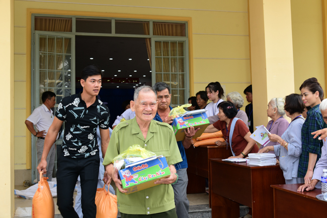 Giving Tet gifts to poor residents in Tay Ninh