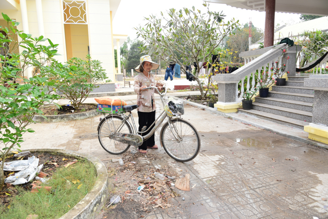 Giving Tet gifts to poor residents in Tay Ninh