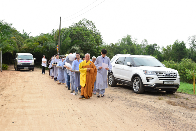 Giving Tet gifts to poor residents in Tay Ninh