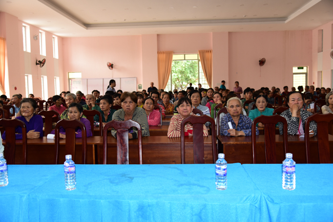 Giving Tet gifts to poor residents in Tay Ninh