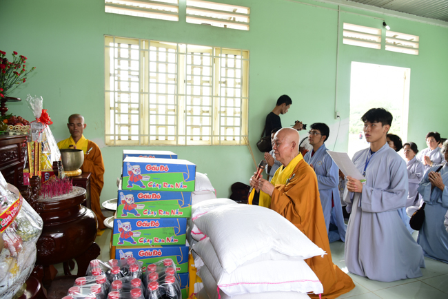 Giving Tet gifts to poor residents in Tay Ninh