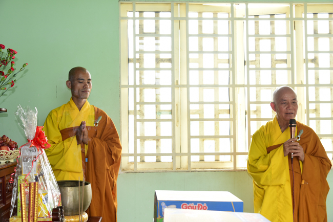Giving Tet gifts to poor residents in Tay Ninh