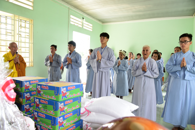 Giving Tet gifts to poor residents in Tay Ninh