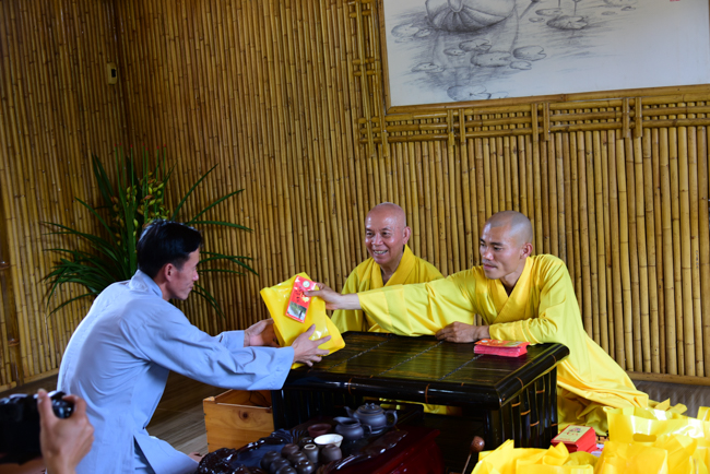 Giving Tet gifts to poor residents in Tay Ninh