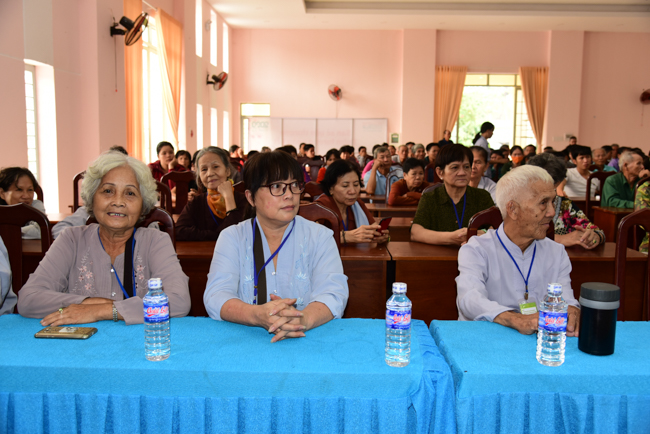 Giving Tet gifts to poor residents in Tay Ninh