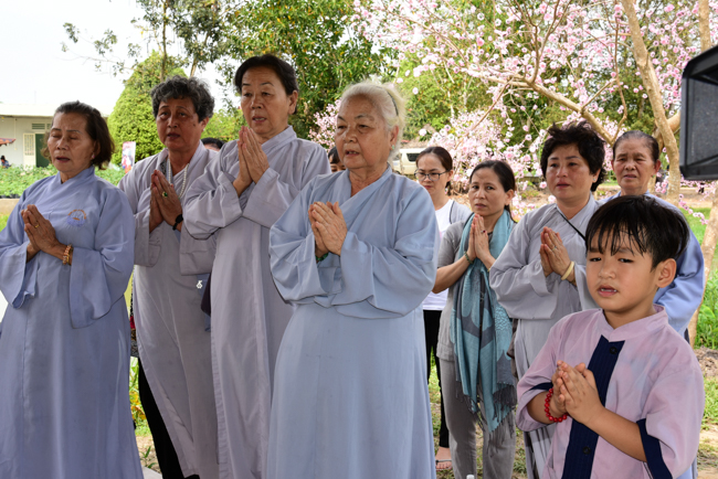 Giving Tet gifts to poor residents in Tay Ninh