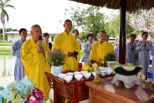 Giving Tet gifts to poor residents in Tay Ninh