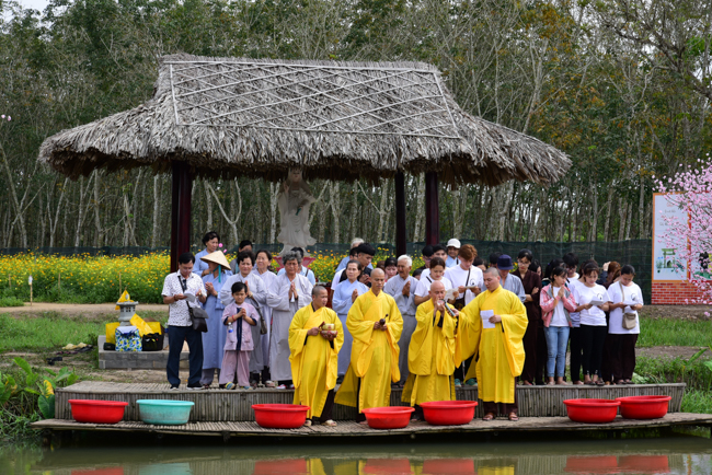 Giving Tet gifts to poor residents in Tay Ninh