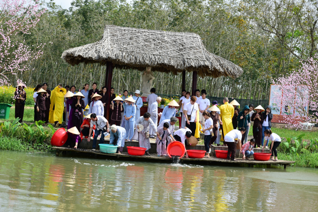 Giving Tet gifts to poor residents in Tay Ninh