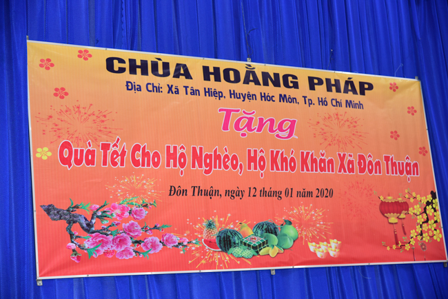 Giving Tet gifts to poor residents in Tay Ninh