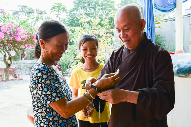 Tặng quà tại Nhơn Bình, Vĩnh Long
