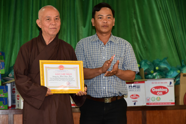 Tặng quà tại Nhơn Bình, Vĩnh Long