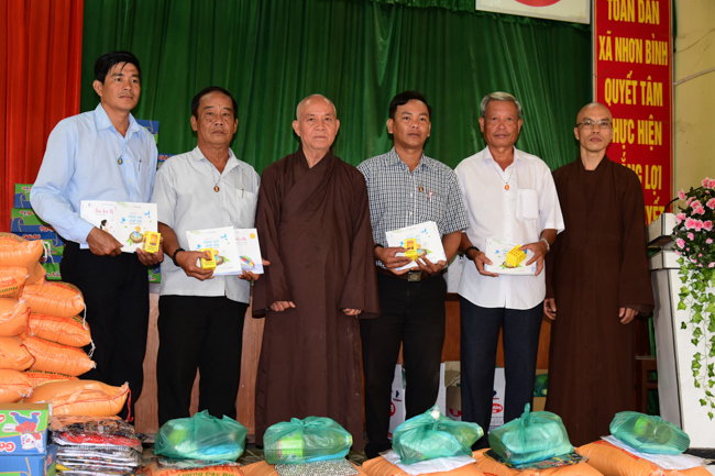 Tặng quà tại Nhơn Bình, Vĩnh Long