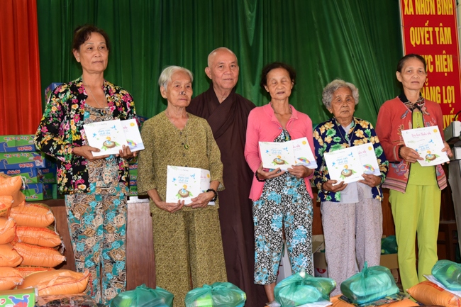 Tặng quà tại Nhơn Bình, Vĩnh Long