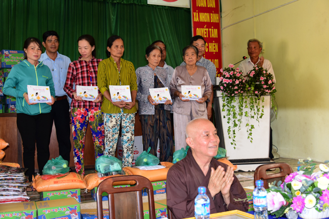 Tặng quà tại Nhơn Bình, Vĩnh Long