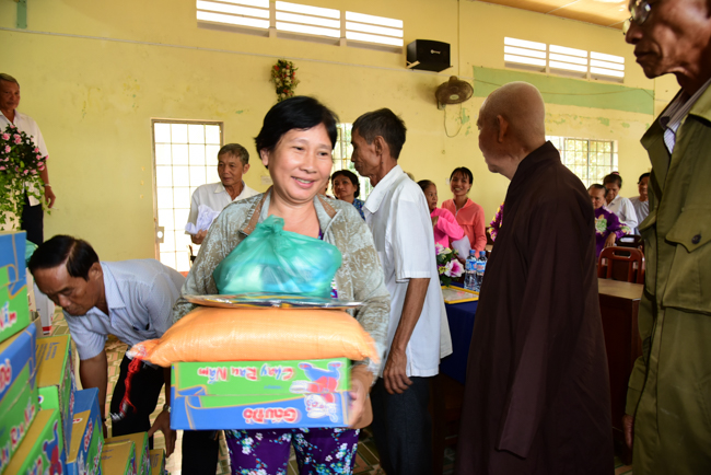 Tặng quà tại Nhơn Bình, Vĩnh Long