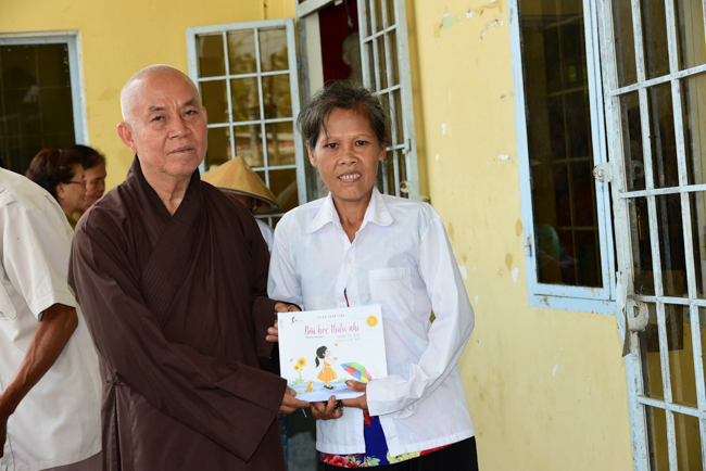 Tặng quà tại Nhơn Bình, Vĩnh Long