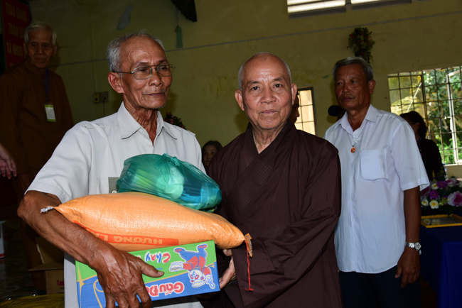 Tặng quà tại Nhơn Bình, Vĩnh Long