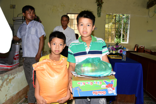 Tặng quà tại Nhơn Bình, Vĩnh Long