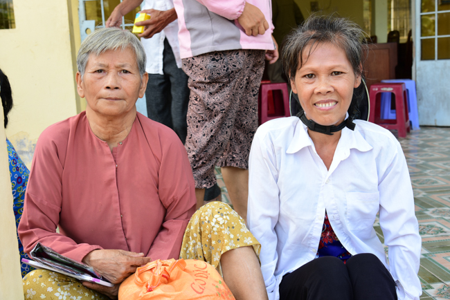 Tặng quà tại Nhơn Bình, Vĩnh Long