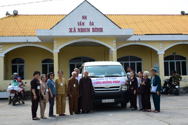 Tặng quà tại Nhơn Bình, Vĩnh Long