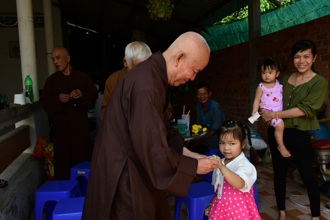 Tặng quà tại Nhơn Bình, Vĩnh Long