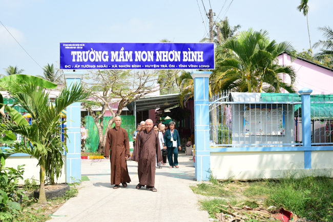 Tặng quà tại Nhơn Bình, Vĩnh Long