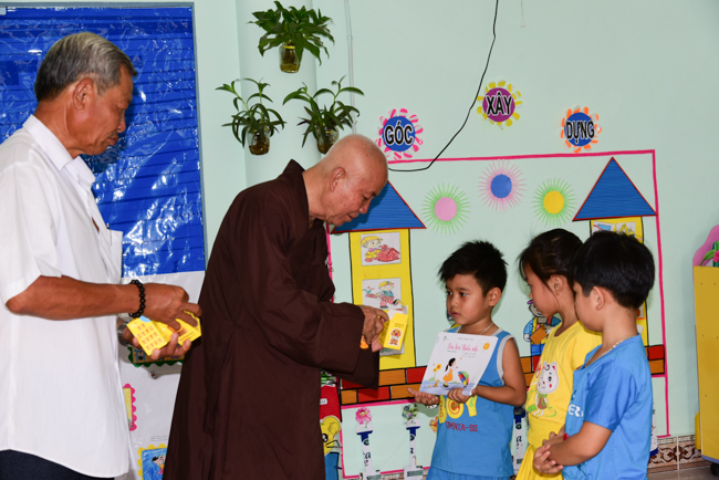 Tặng quà tại Nhơn Bình, Vĩnh Long