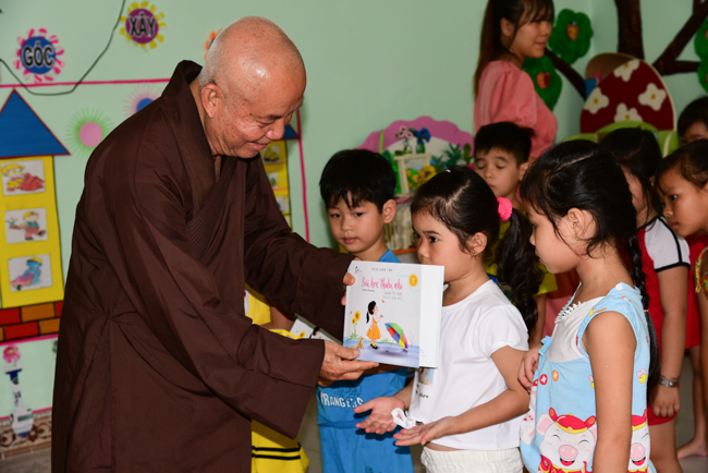 Tặng quà tại Nhơn Bình, Vĩnh Long