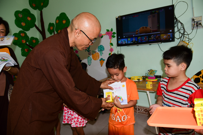 Tặng quà tại Nhơn Bình, Vĩnh Long
