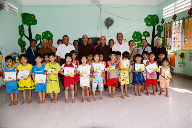 Tặng quà tại Nhơn Bình, Vĩnh Long