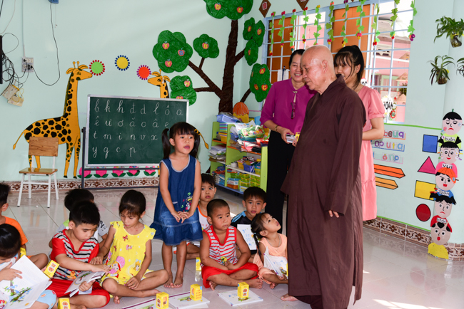 Tặng quà tại Nhơn Bình, Vĩnh Long