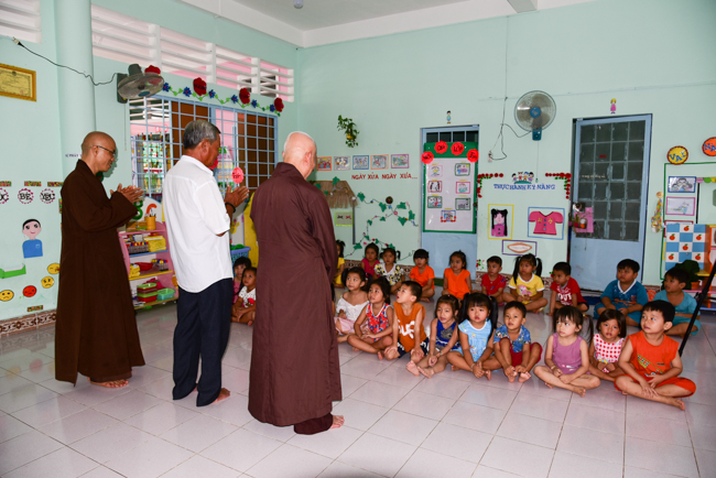 Tặng quà tại Nhơn Bình, Vĩnh Long